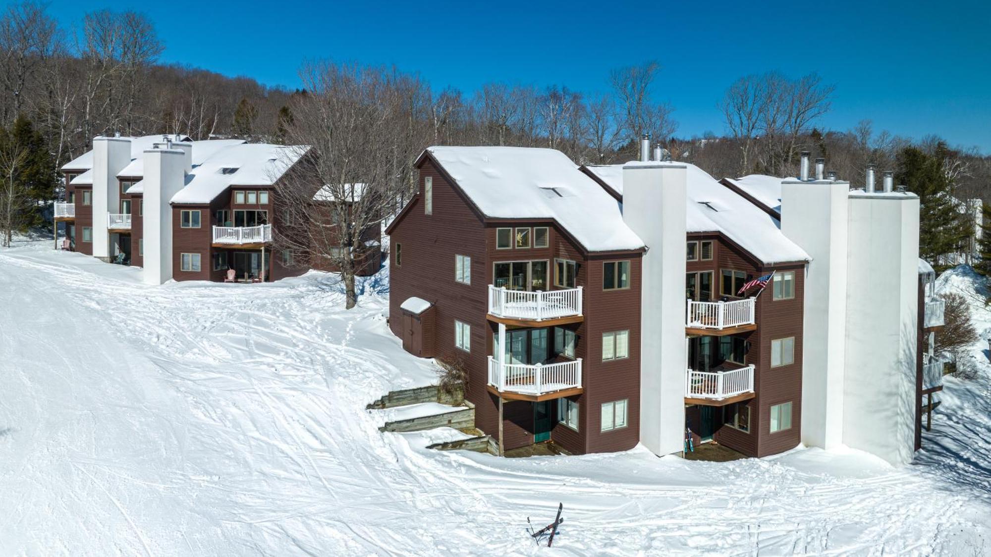 Okemo Mountain Lodging Hotel Ludlow Bagian luar foto